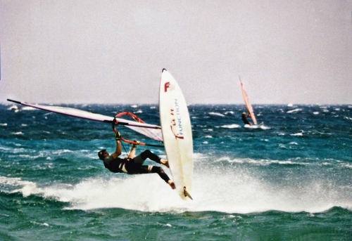 f2-axxis270-1995-ds-vertical-in-ngbeach